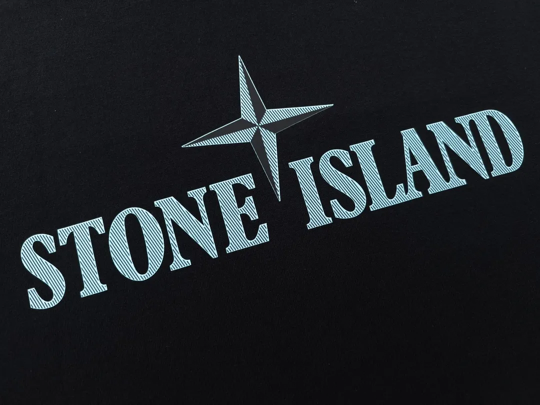 W662#P110💰 [Stone lsland/Stone Island summer twill logo printed short-sleeved T-shirt] ⚠️[Original creation with high control of details] -Made of 230g combed cotton 32-count double yarn, soft and comfortable to the touch, sweat-absorbent and breathable. -Simple basic and versatile style, original single quality, the first choice for couples. -Made by a large factory, four needles and five threads on the shoulder, neat alignment, high quality workmanship. -Same style for men and women, very versatile One piece by hand, the details are clearly visible. Color: Black White Size: M L